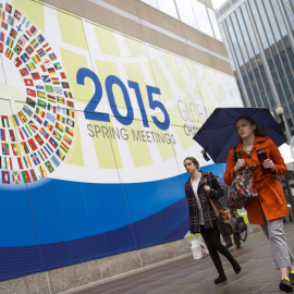 Varios viandantes pasan delante de la sede del FMI, que celebra esta semana su reunión de primavera. EFE/Shawn Thew