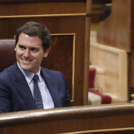 Albert Rivera mira a la bancada de Podemos durante el debate sobre la moción de censura. (JAVIER LIZÓN | EFE)