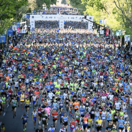 Vista general de la salida de la Maratón de Madrid en el Paseo de la Castellana de la capital, que se ha transformado este sábado en una gran pista de atletismo. Un total de 35.000 corredores se enfrentan a las tres modalidades de la prueba