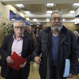 Los secretarios generales de UGT, Cándido Mendez, y CCOO, Ignacio Fernández Toxo,  antes de la presentación del dictamen del Comité Económico y Social Europeo que pide una directiva marco que garantice una renta mínima europea. EFE/Kiko Hue