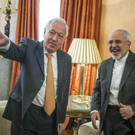 El ministro español de Exteriores, José Manuel García-Margallo, conversa con su homólogo de Irán, Mohamad Yavad Zarif. - EFE