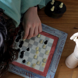 Un niño juega al ajedrez en solitario durante el vigésimo séptimo día del estado de alarma decretado por el Gobierno en el que el ministro de Sanidad, Salvador Illa, ha asegurado este viernes que "nada gustaría más" al Gobierno que poder an