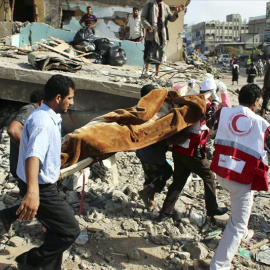 Personal de rescate traslada el cuerpo sin vida de una persona que falleció en un ataque aéreo en Ibb. - EFE