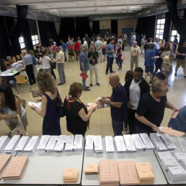 Varios ciudadanos eligen las papeletas en un colegio electoral de Barcelona.- EFE