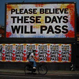 Cartel motivacional en Londres contra la covid-19.