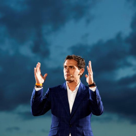 El candidato de Ciudadanos a la presidencia del Gobierno, Albert Rivera, interviene en un acto de campaña en Barcelona.EFE/Alejandro García
