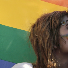 Una pareja homosexual se besa durante el día del orgullo gay.- REUTERS