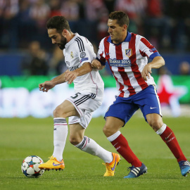 Carvajal y Koke luchan por un balón durante el partido. Reuters / Sergio Pérez