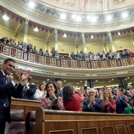 El secretario general del PSOE Pedro Sánchez, saluda al hemiciclo del Congreso, tras el debate de la moción de censura presentada por su partido. EFE/J.J. Guillén