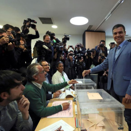 El presidente del gobierno Pedro Sánchez se dispone a votar en un colegio de la localidad madrileña de Pozuelo de Alarcón. Los colegios electorales han abierto sus puertas a las 09:00 horas para recoger el voto de los casi 36,9 millones de 
