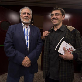 Juan Carlos Monedero y Julio Anguita, en el acto de este martes. EFE