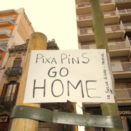 Cartell contra presència de propietaris de segones residències