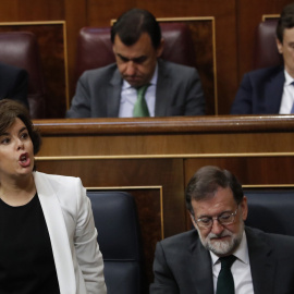 La vicepresidenta Soraya Sáez de Santamaría, acompañada del presidente del Gobierno, Mariano Rajoy, en el momento de votar durante la segunda jornada de la moción de censura presentada por el PSOE. EFE/Javier Lizón