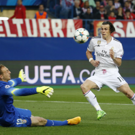 Bale marra un disparo ante Oblak al comienzo. Reuters / Juan Medina