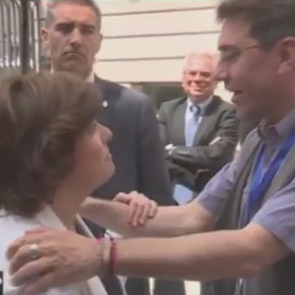 El saludo entre Monedero y Santamaría