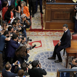 Pedro Sánchez posa para los fotógrafos en el Congreso. /EFE