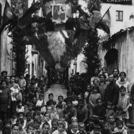 Chiquillería de la calle Sant Esteve, en Sallent, donde vivieron Enriqueta y su madre. / ‘La luz de la inocencia’. Pura Sánchez. Editorial Bellaterra. Año 2019