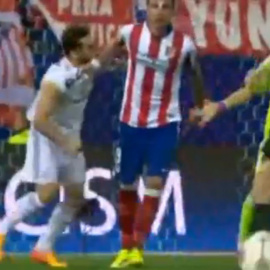 Momento del supuesto mordisco de Carvajal a Mandzukic.