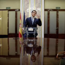 El presidente de Ciudadanos, Albert Rivera, durante la rueda de prensa ofrecida al término del pleno del Congreso que ha aprobado hoy la moción de censura presentada por el PSOE contra Mariano Rajoy y que hace presidente del Gobierno al líd