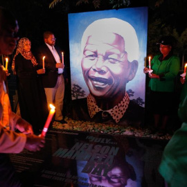 Fotografía de archivo de una vigilia en honor a Mandela. EFE/ Kim Ludbrook