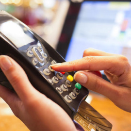 Una persona paga con tarjeta de crédito. EFE