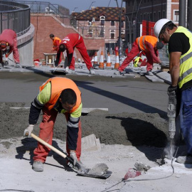 Trabajadores de la construcción urbanizan unas calles en la capital vizcaína este viernes. EFE / Luis Tejido