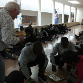 Voluntarios y ONGs reparten alimentos a los 54 migrantes abandonados en la estación de autobús de Granada.- AYUNTAMIENTO DE GRANADA