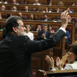01/06/2018.- El presidente del gobierno Mariano Rajoy, saluda tras intervenir ante el pleno del hemiciclo del Congreso en el debate de la moción de censura presentada por el PSOE. EFE/J.J. Guillén