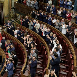 El secretario general del PSOE Pedro Sánchez, es aplaudido por parte del hemiciclo del Congreso, tras el debate de la moción de censura presentada por su partido. EFE/Emilio Naranjo***POOL***
