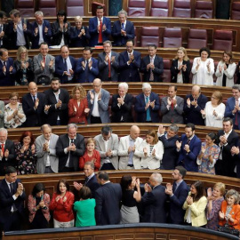 01/06/2018.- El secretario general del PSOE Pedro Sánchez, es aplaudido por su grupo parlamentario en el hemiciclo del Congreso, tras el debate de la moción de censura presentada por su partido. EFE/Emilio Naranjo***POOL***