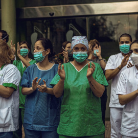 El personal de la Clínica Hospitalaria de Barcelona aplauden durante los agradecimientos diarios a los trabajadores de la salud. EUROPA PRESS / Matthias Oesterle