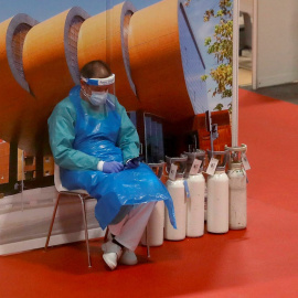 08/04/2020.- Un sanitario se toma un descanso mientras trabaja en el pabellón 9 del centro de exposiciones Ifema. EFE/J.J. Guillen/Archivo