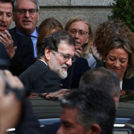 Rajoy se sube a un coche tras la moción de censura en el Congreso. REUTERS/Sergio Pérez