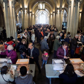 Vista general del colegio electoral de la Universidad de Barcelona en una jornada en la que casi casi 36,9 millones de electores decidirán este domingo en los comicios generales el reparto de los 350 escaños del Congreso de los Diputados y 
