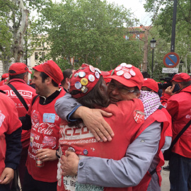 Los trabajadores de Coca-Cola celebran el fallo del Supremo que confirma la anulación del ERE. G.G.