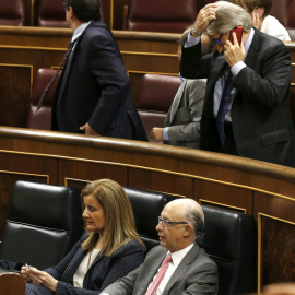La ministra de Empleo, Fátima Bañez, con el de Hacienda, Cristóbal Montoro, en el Congreso de los Diputados. EFE