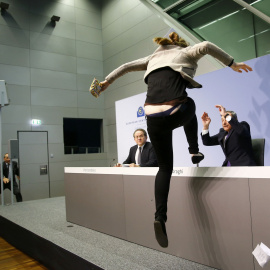 La joven se sube a la mesa de Mario Draghi durante su rueda de prensa en Francfort. /REUTERS
