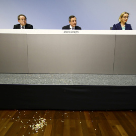 El presidente del BCE, Marios Draghi, entre la directora de Comunicación de la entidad, Christine Graeff, y el vicepresidente, Vitor Constancio, en la rueda de prensa tras la reunión mensual en la sede en Fráncfort. REUTERS/Kai Pfaffenbach
