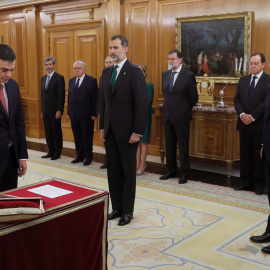El líder del PSOE, Pedro Sánchez, promete ante el rey el cargo de presidente del Gobierno, en un acto en el que por primera vez en democracia lo ha hecho ante la Constitución, pero sin presencia de la Biblia y del crucifijo. En el acto han 