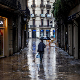 13/04/2020.- La céntrica zona comercial de Portal del Angel de Barcelona durante la ultima jornada de Semana Santa en Catalunya. / EFE - ENRIC FONTCUBERTA