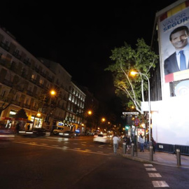 Vista del exterior de la sede del PP en Madrid, donde se sigue el recuento de los votos de las elecciones de este domingo. EFE/Javier Lizón.