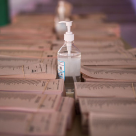 Gel hidroalcohólico con papeletas electorales en el Colegio Público Asturias en el distrito Puente de Vallecas, a 4 de mayo de 2021, en Madrid.