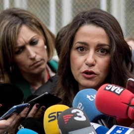 La cap de llista de Cs. Inés Arrimadas, fa declaracions als mitjans després de votar al Col·legi Àusias March de Barcelona. EFE / Quique García