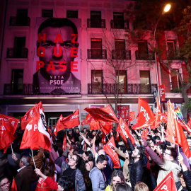 La sede del PSOE, abarrotada de gente. REUTERS/Sergio Perez