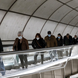 Todos los viajeros del metro de la capital vizcaína tras recibir mascarillas este martes, en el primer día laboral en el País Vasco después de las vacaciones de Semana Santa, durante la pandemia del coronavirus.EFE/LUIS TEJIDO