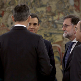 El nuevo presidente del Gobierno, Pedro Sánchez, conversa con el rey Felipe en presencia del expresidente del Ejecutivo Mariano Rajoy, tras el acto de toma de posesión que ha tenido lugar  en el Palacio de la Zarzuela. EFE/Emilio Naranjo