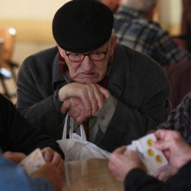 Un grupo de pensionistas juegan a las cartas. REUTERS