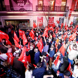 Vista del exterior de la sede del PSOE en Madrid, donde se celebran los resultados electorales de este domingo. Con el 90% escrutad, el PSOE gana las elecciones y podría gobernar sin los partidos nacionalistas. EFE/Javier López