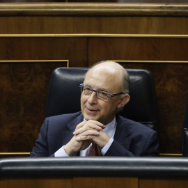El ministro de Hacienda, Cristóbal Montoro, durante la sesión de control al Gobierno en el pleno del Congreso de los Diputados. EFE/Fernando Alvarado