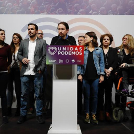 El candidato de Unidas Podemos, Pablo Iglesias (c), junto al coordinador federal de IU, Alberto Garzón (3i), su número dos, Irene Montero (2i), el secretario de Organización, Pablo Echenique (d), y otros dirigentes durante su comparecencia 